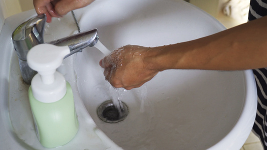 用泡沫肥皂洗手视频