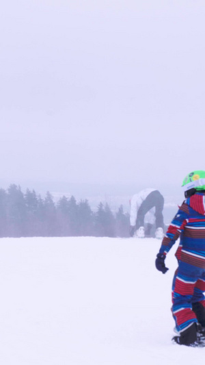 冬季滑雪运动儿童玩单板冬令营11秒视频