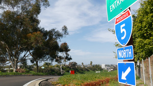 美国加利福尼亚州圣地亚哥县交汇处的高速公路入口标志13秒视频