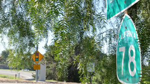 美国加利福尼亚州圣地亚哥县交汇处的高速公路入口标志8秒视频