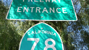 美国加利福尼亚州圣地亚哥县交汇处的高速公路入口标志10秒视频