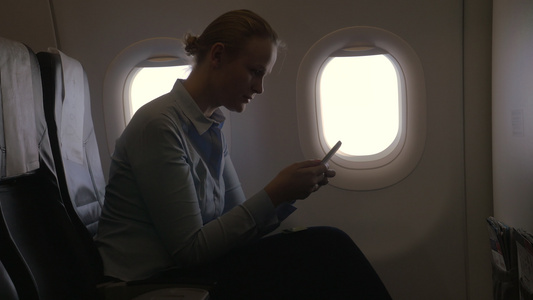 在飞机上使用智能手机用银行卡付款视频