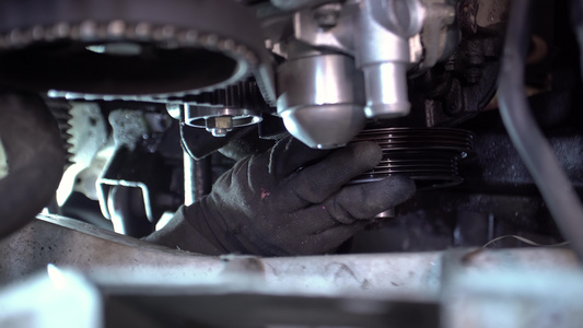 修理引擎发动机的详情视频