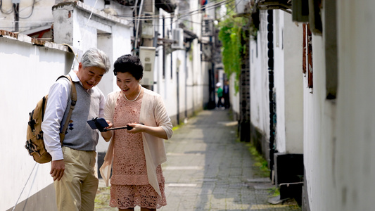 4k古巷中老年夫妇用手机自拍留念喜悦洋溢视频