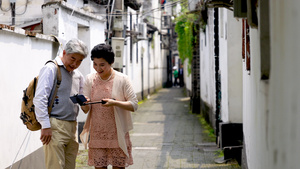 古巷中老年夫妇用手机自拍留念喜悦洋溢12秒视频