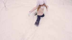 在积雪上的女孩28秒视频