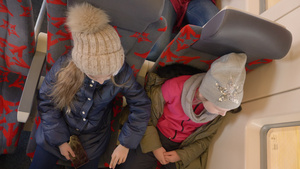 两名女孩乘火车旅行16秒视频