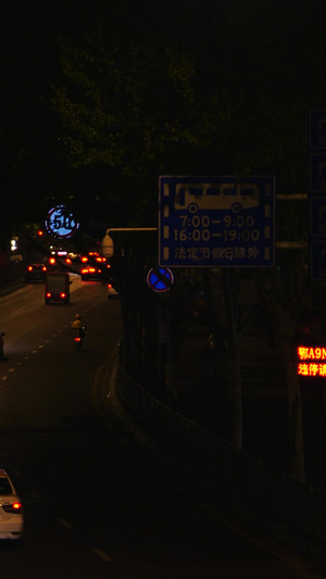 夜晚城市交通路面车流来往车辆夜间道路夜晚交通16秒视频