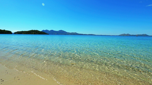 从海滩的蓝天下清澈的大海视频