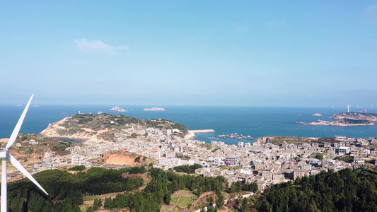 福建平潭岛海边的村庄和风力发电机组视频