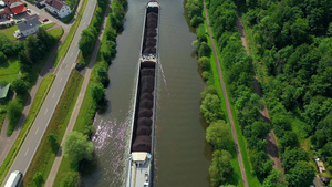 煤船在宽阔的河流上17秒视频