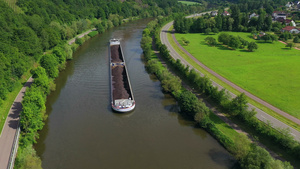 煤船在宽阔的河流上20秒视频