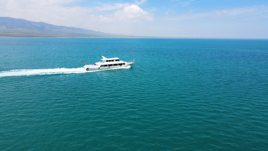 风景青海湖景区游船4K航拍视频