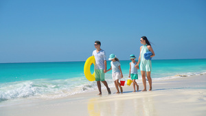 在热带沙滩度假时四人幸福的美丽家庭18秒视频