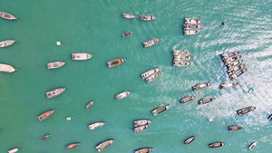 4K俯瞰渔船船队归岸进港口大连滨海边48秒视频