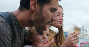 一家人吃冰淇淋13秒视频