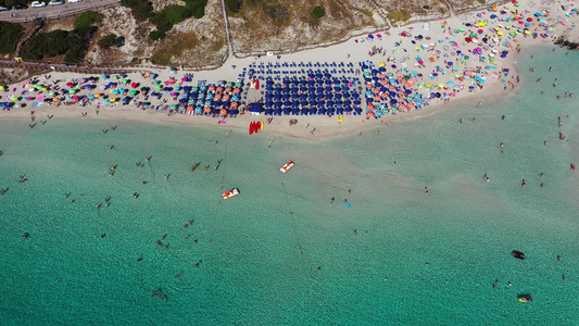 佩洛萨海滩 (Spiaggia Della Pelosa) 令人惊叹的鸟瞰图。斯廷蒂诺，撒丁岛，意大利。 La视频