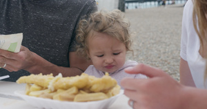 一家人在海滩吃饭15秒视频