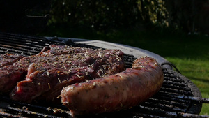 牛排和猪肉香肠在烧烤52秒视频