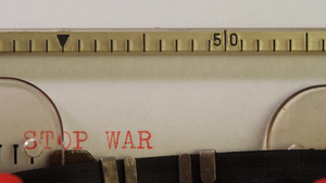 红色文字类型 在旧式打字机上的白皮书上停止战争9秒视频
