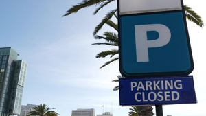 停车场标志作为美国繁忙市区交通困难和交通问题的象征8秒视频