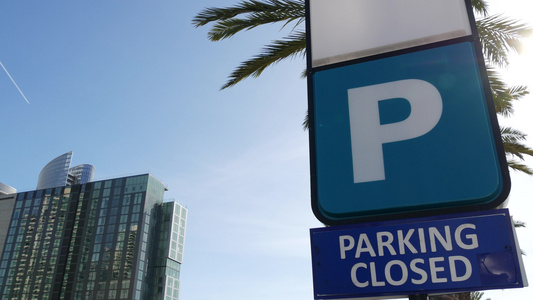 停车场标志作为美国繁忙市区交通困难和交通问题的象征。加利福尼亚州圣地亚哥市中心的公共付费停车区。城市汽车空间有视频