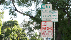 停车场标志作为美国繁忙市区交通困难和交通问题的象征9秒视频