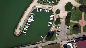 意大利翁布里亚湖码头停泊的船只鸟瞰图17秒视频