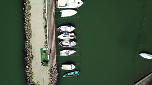 意大利翁布里亚湖码头停泊的船只鸟瞰图15秒视频