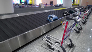 机场专用行李车推车排列28秒视频