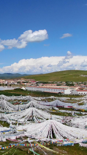 航拍世界上最大的经幡阵旅游景区50秒视频