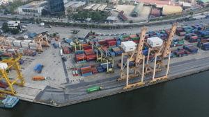 4K无人机航拍曼谷港口集装箱港口起重机31秒视频