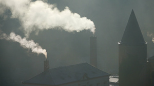 工业城市房顶上的烟囱冒烟21秒视频