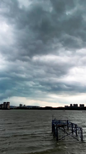 实拍暴雨前江边乌云延时摄影江边风景15秒视频