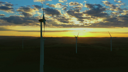 日落时的风力涡轮机视频