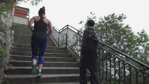 跑步者们和背着包的妇女走上楼梯19秒视频