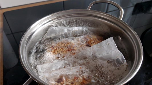 雪热袋在锅里煮视频