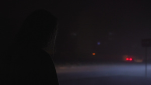 晚上走在一条繁忙的道路旁边的年轻人的剪影21秒视频