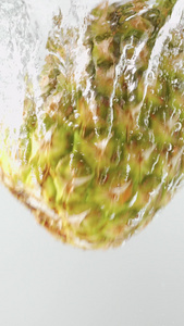 新鲜菠萝凤梨落入水中维生素视频
