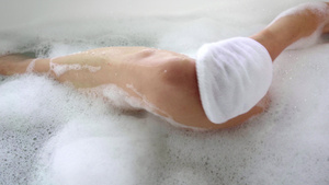 使用浴手套擦洗身体15秒视频