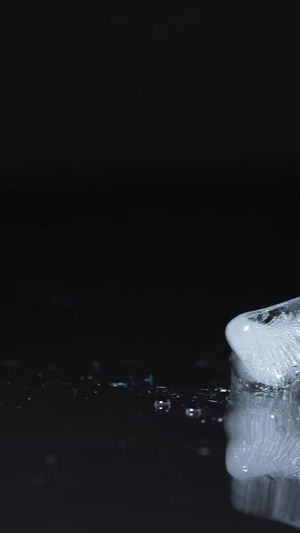 一堆冰块冰块和倒影43秒视频