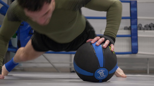 健身男子训练推高运动与球在健身房15秒视频