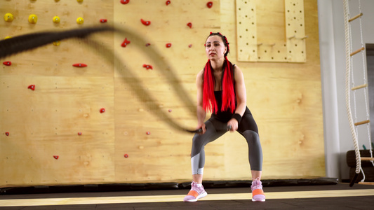 体操竞技绳上的女斗士 训练运动健壮的运动员 锻炼耐力在室内锻炼视频