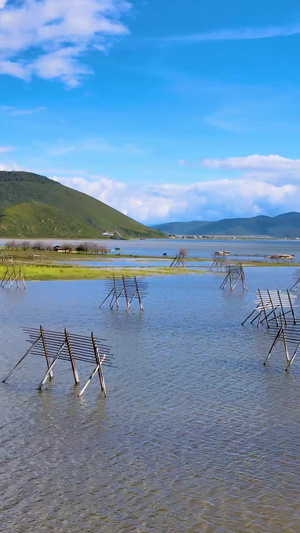 航拍香格里拉纳帕海依草原湖泊风景蓝天白云39秒视频