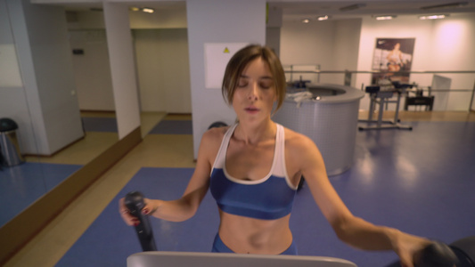 健身机上的女性视频