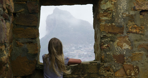 女孩孤独的望着废墟的窗外13秒视频