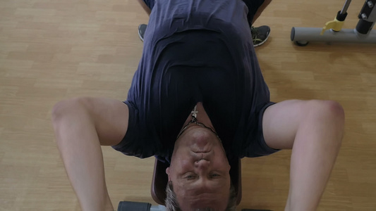 男子在健身房里用体重板锻炼体操视频
