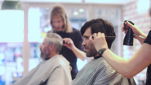 理发前，发型师在顾客的头发上喷水7秒视频