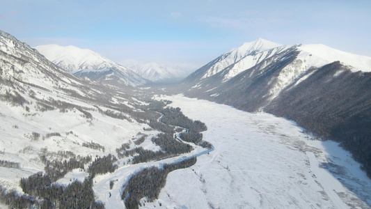 4K航拍冬天冰封雪山自然风光视频