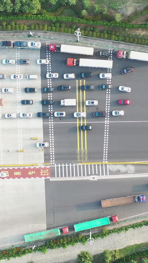 航拍高速公路收费站及拥堵的车辆44秒视频